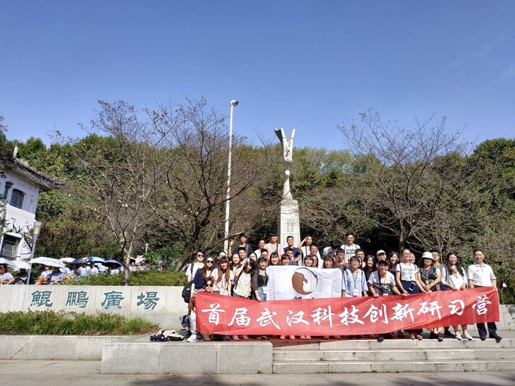 鯤鵬會在鯤鵬廣場合照